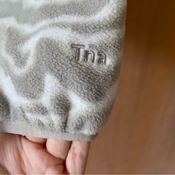 Aritzia tna zebra print polar fleece quarter zip white grey - Picture 4 of 8